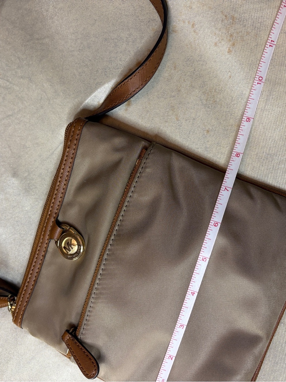 Michael Michael Kors Kempton Crossbody W Lime Inside. Callout - Picture 10 of 11